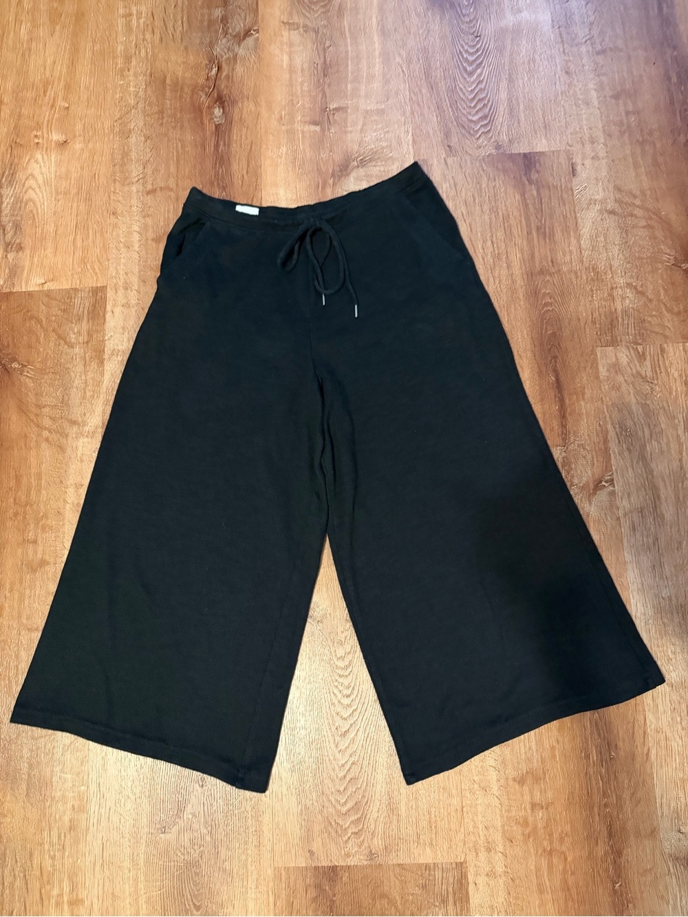 Black Wide-Leg Crop Lounge Pants